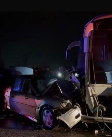 Gönen’de işçi servisi ile otomobil çarpıştı: 1 ölü, 13 yaralı