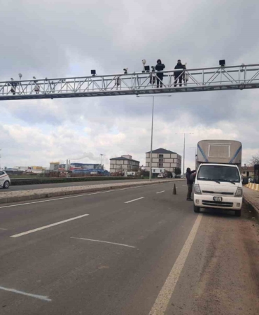 Kazada zarar gören otoyol plaka tanıma sistemi direği yenilendi