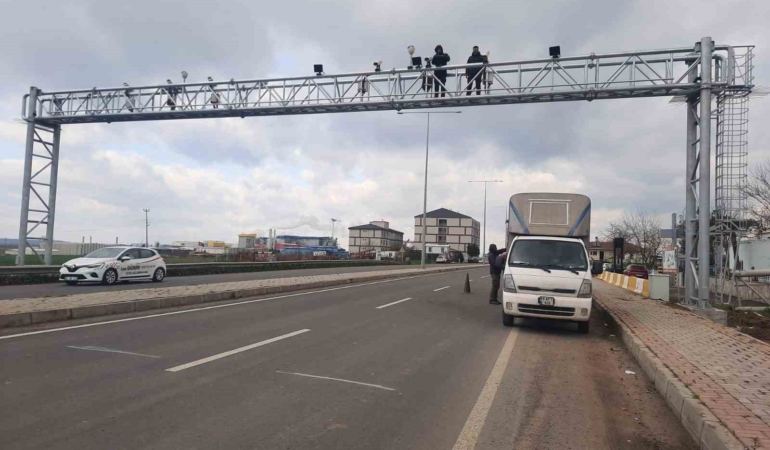 Kazada zarar gören otoyol plaka tanıma sistemi direği yenilendi