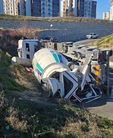 Virajı alamayan beton mikseri yan yattı, beton yola döküldü