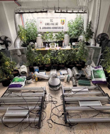 Evini uyuşturucu imalathanesine çevirdi, jandarma operasyonuyla yakalandı