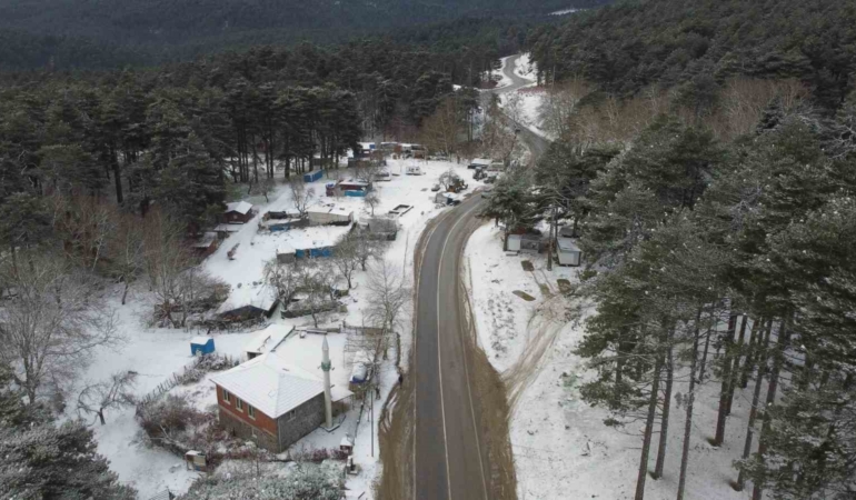 Kazdağları’na beklenen kar geldi: Yüksek kesimler beyaza büründü