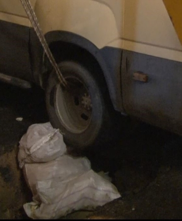 Küçükçekmece’de minibüs yağmur sonrası çöken yola düştü