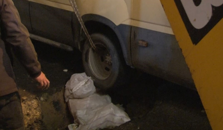 Küçükçekmece’de minibüs yağmur sonrası çöken yola düştü