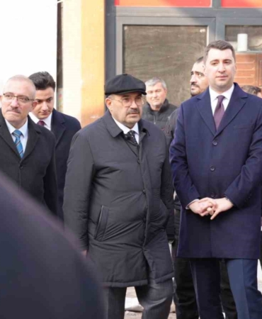 Vali Ustaoğlu, Sındırgı’da yıkım ve geçici ticaret alanını inceledi