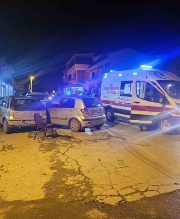 Balıkesir’de kavşakta 3 araç kaza yaptı