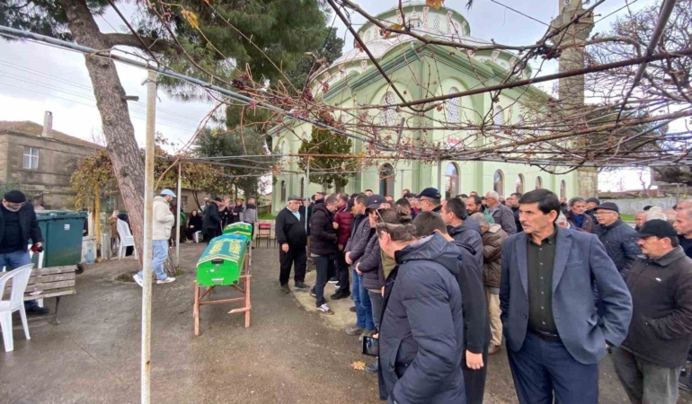 Ters yönde gelen aracın çarpmasıyla hayatını kaybeden 2 kişi son yolculuğuna uğurlandı