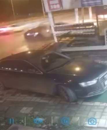 Bursa’da gece yarısı kaza anı kamerada : 1’i ağır 4 yaralı