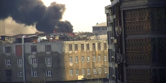 Sultangazi Cebeci Mahallesi’nde bir binanın çatısında yangın çıktı. Can pazarının yaşandığı yangına itfaiye ekipleri müdahale ederken, bölgeye çok sayıda ekip sevk edildi.