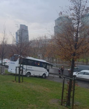 Servis minibüsü yoldan çıktı, bariyerleri aşıp yeşillik alana uçtu