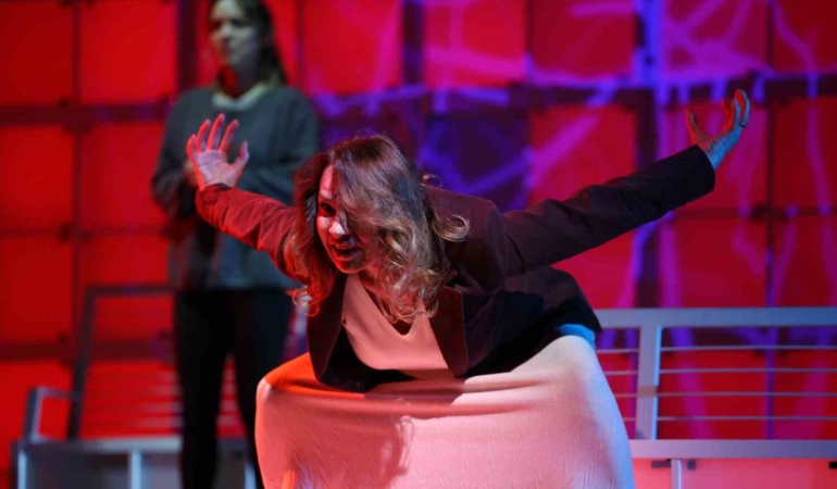 "Kutsal" oyunu İstanbul’da sahnelenecek