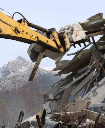 Uludağ’ın güzelliklerini mahveden yapılar yerle bir edildi