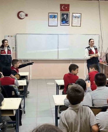Çanakkale’de jandarma ekipleri KADES ve güvenlik hakkında bilgilendirdi