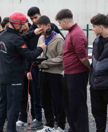 Ümraniye Belediyesi’nden liselerde arama kurtarma eğitimi