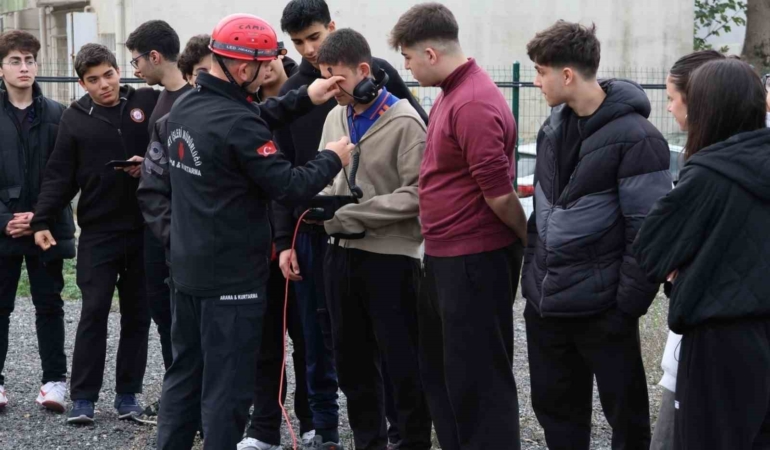 Ümraniye Belediyesi’nden liselerde arama kurtarma eğitimi
