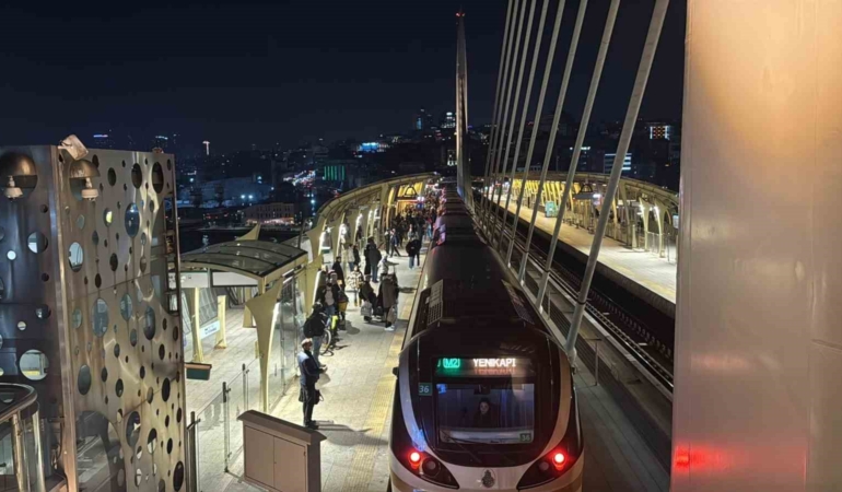 İstanbul’da metro arızası: Seferler aksadı, duraklarda yoğunluk oluştu