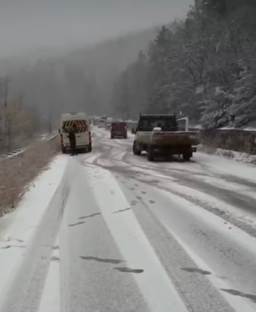 Bursa’da yoğun kar yolları kapattı