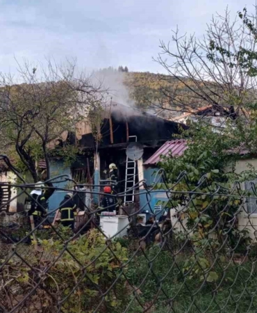 Çakmağı doldururken hem kendini hem de evi yaktı