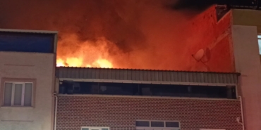 İki katlı evin çatısında çıkan yangın paniğe neden oldu