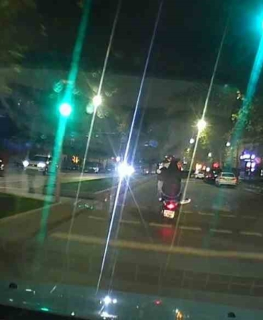 Tehlikeli motosiklet yolculuğu kamerada