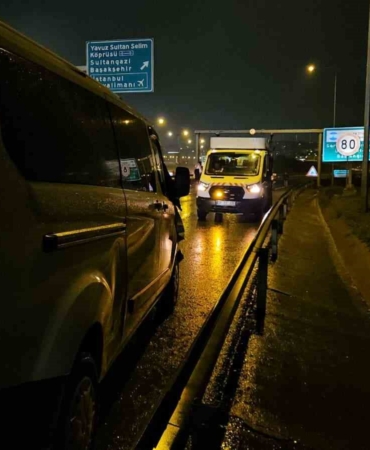 Eyüpsultan’da yağış nedeniyle 7 araç birbirine girdi: 2 yaralı
