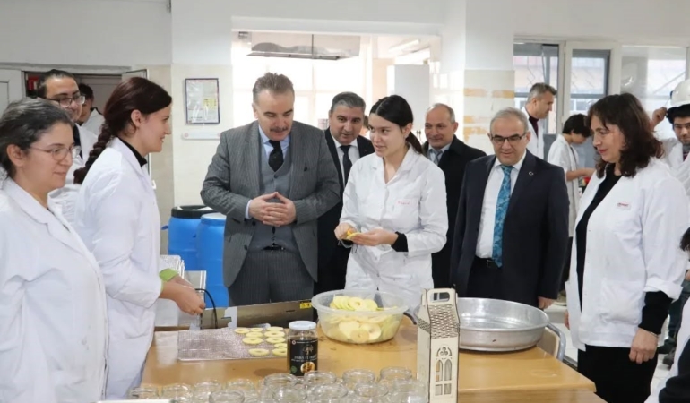 Kaymakam Odabaş meslek lisesindeki üretim alanlarını inceledi