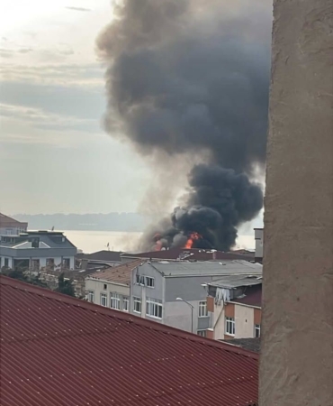 Küçükçekmece’de 4 katlı binanın çatı katından alevler yükseldi: O anlar kamerada