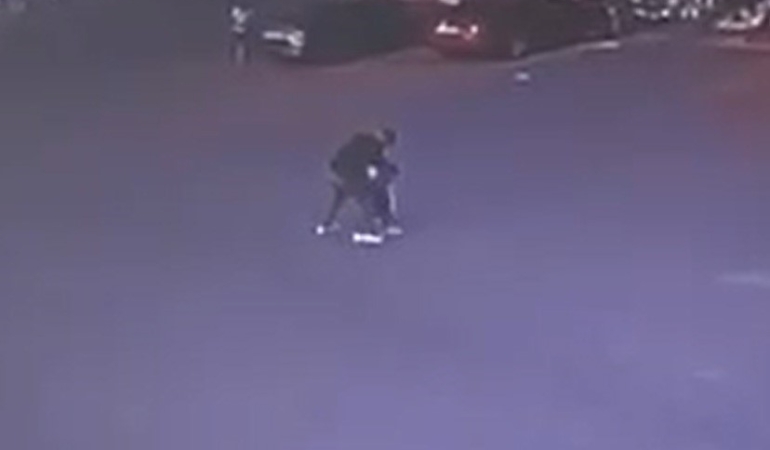 Boşanma aşamasındaki eşini sokak ortasında 12 yerinden bıçakladı, 18,6 yıl hapis cezası aldı