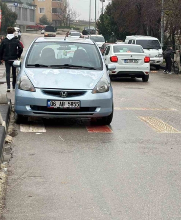 Okul önündeki yaya geçidine park araç tepki topladı