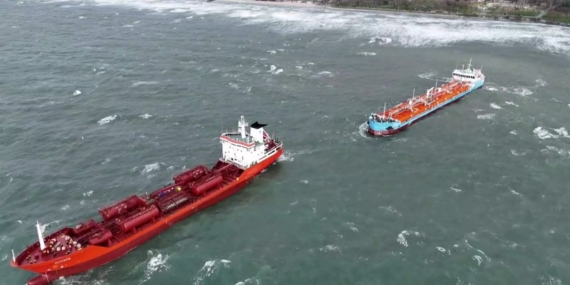 İstanbul’da iki tanker acil durum çağrısında bulundu, gemiler havadan görüntülendi