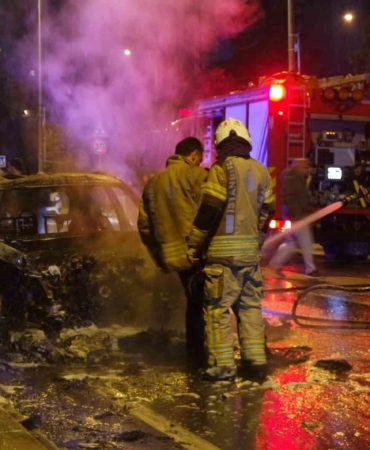 Küçükçekmece’de seyir halindeki otomobil alev topuna döndü