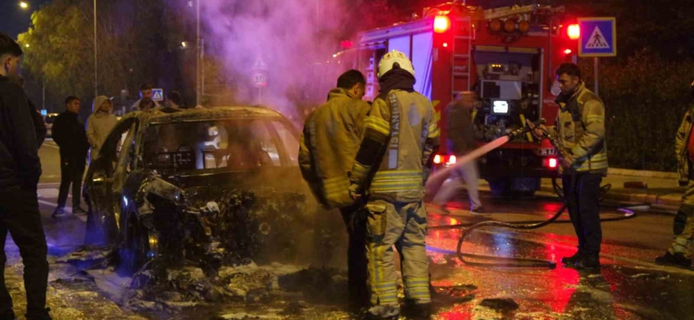 Küçükçekmece’de seyir halindeki otomobil alev topuna döndü