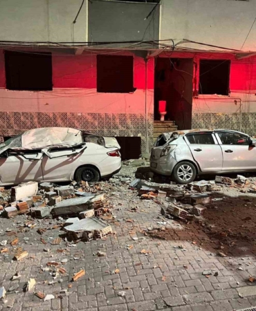 Zeytinburnu’nda binanın çatısından kopan parçalar araçları hurdaya çevirdi