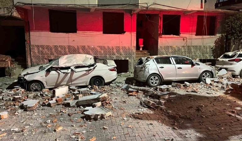 Zeytinburnu’nda binanın çatısından kopan parçalar araçları hurdaya çevirdi