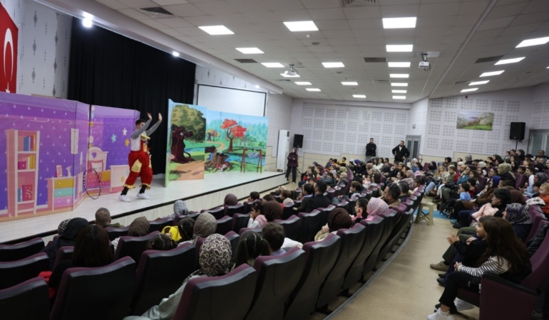 Kartepe’de çocuklara "Küçük Cesaretler Kulübü" oyunu sahnelendi