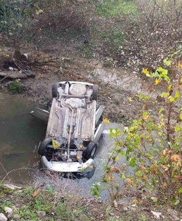 Dereye uçan otomobilin sürücüsü yaralandı
