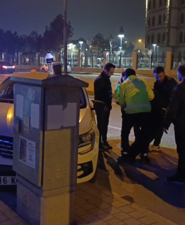 Kontrolü kaybedip trafik levhalarına çarptı: 1 yaralı