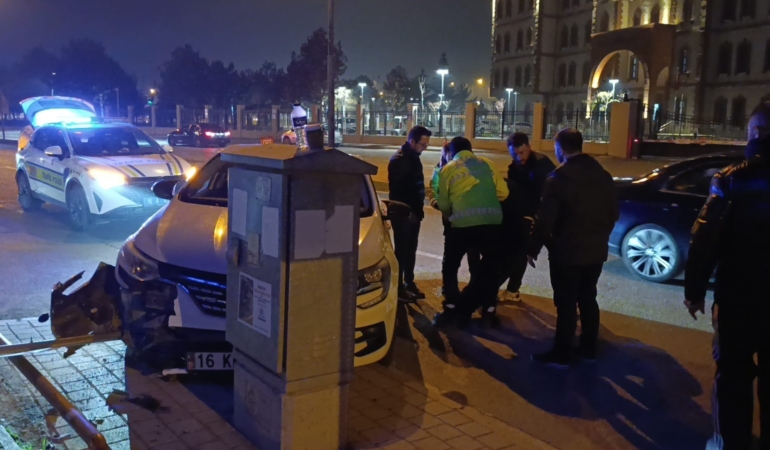 Kontrolü kaybedip trafik levhalarına çarptı: 1 yaralı