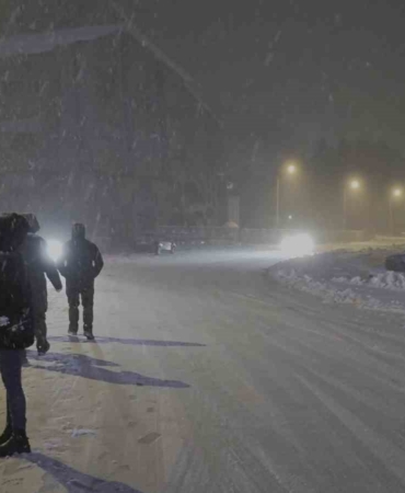 Uludağ’da yoğun kar var...Ekipler yolların kapanmaması için aralıksız çalışıyor