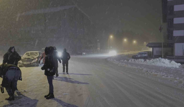 Uludağ’da yoğun kar var...Ekipler yolların kapanmaması için aralıksız çalışıyor