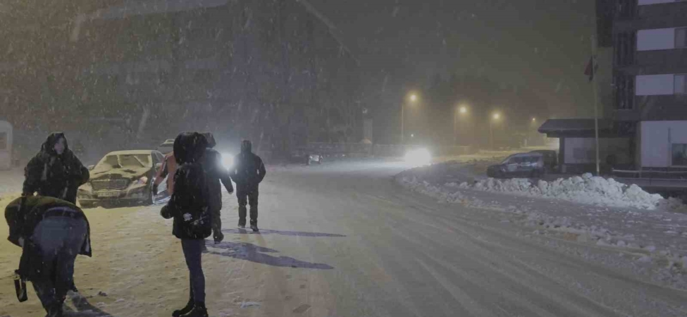 Uludağ’da yoğun kar var...Ekipler yolların kapanmaması için aralıksız çalışıyor