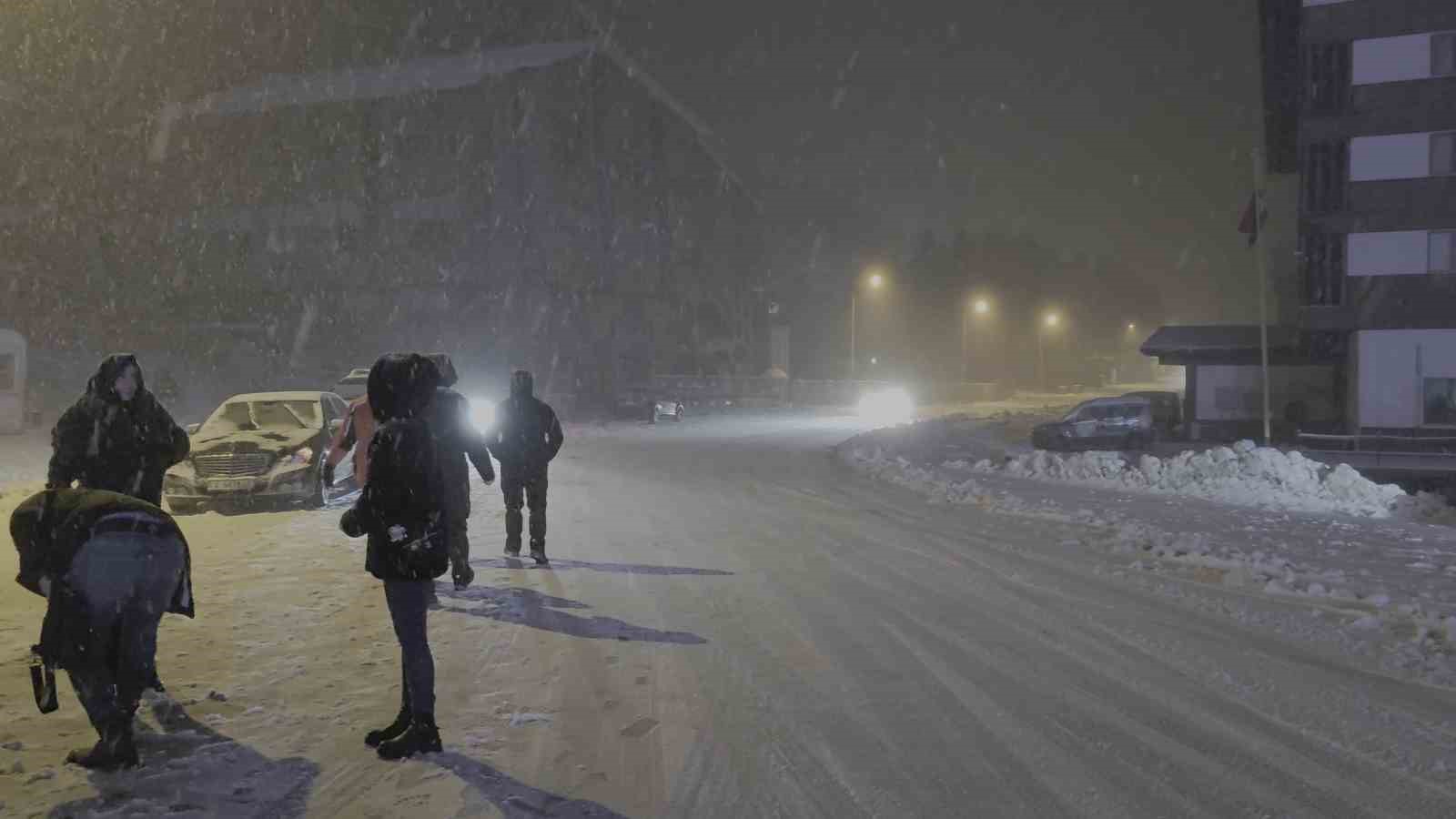 Uludağ’da yoğun kar var...Ekipler yolların kapanmaması için aralıksız çalışıyor