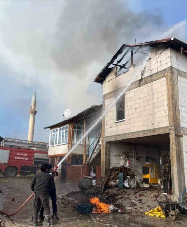 Ahırdaki 6 büyük ve 40 küçükbaş hayvan yangında son anda kurtarıldı