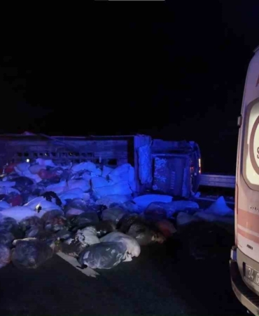 Kuzey Marmara Otoyolu’nda kamyonet devrildi: 2 yaralı