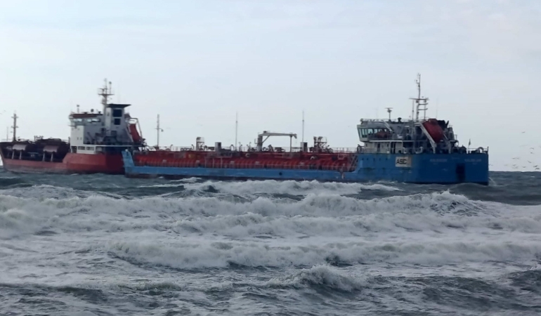 İstanbul’un Florya açıklarında Azerbaycan ve Türk bandrallı iki tankerden acil durum çağrısı geldi. Olay yerine kurtarma ekiplerinin sevk edildiği öğrenildi.