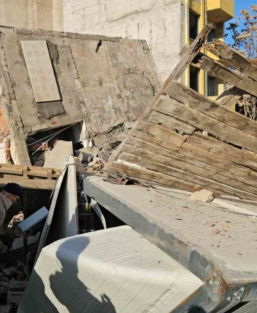 Yıkım sırasında enkaz altında kalmaktan saniyelerle kurtuldular