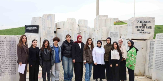 Deprem Anıtı’nda gençlerden anlamlı çalışma