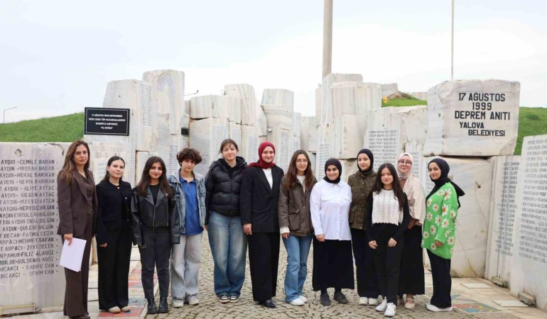 Deprem Anıtı’nda gençlerden anlamlı çalışma