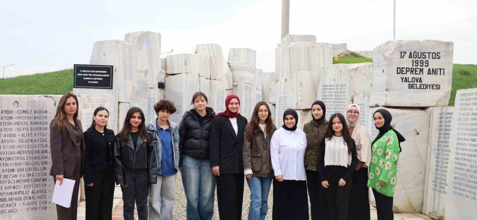Deprem Anıtı’nda gençlerden anlamlı çalışma
