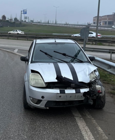 Bariyere çarpan otomobildeki 2 kişi yaralandı